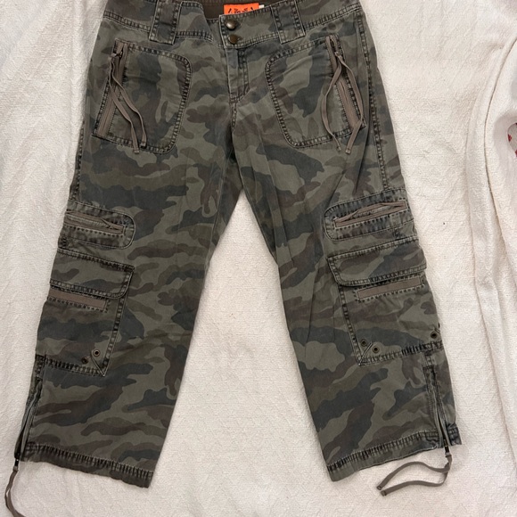 Juicy Couture Cargo Capri - Picture 10 of 11